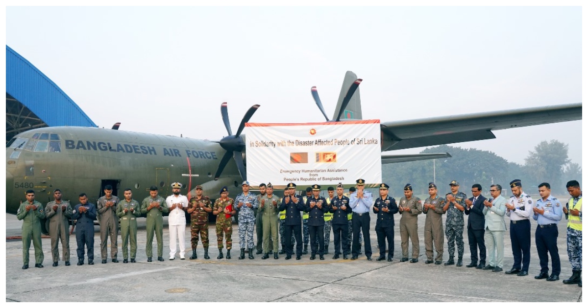 ত্রাণ সামগ্রী নিয়ে শ্রীলংকার উদ্দেশ্যে যাত্রার আগে বিমানের ক্রুরা। ছবি: আইএসপিআর